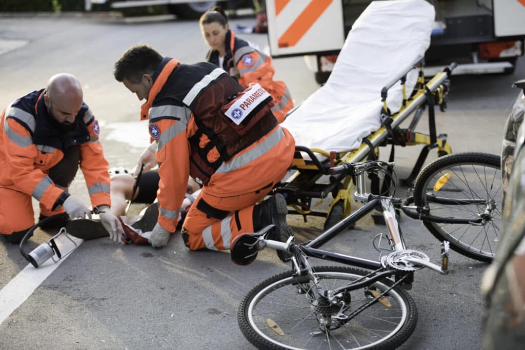 A recent early-morning crash in Stockton highlights the serious risks cyclists face when sharing the road with motor vehicles. According to reports, a bicyclist was struck by a vehicle on Harlan Road around 1 a.m. and later died from their injuries. Authorities stated the driver remained at the scene, and the cause of the crash is still under investigation.